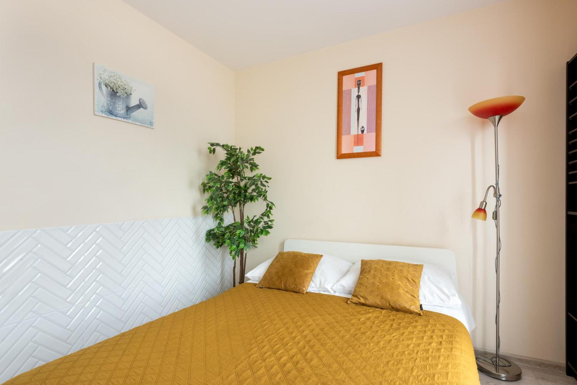 Cozy Modern Astoria Magic Orange Old Town Apartment Krakow