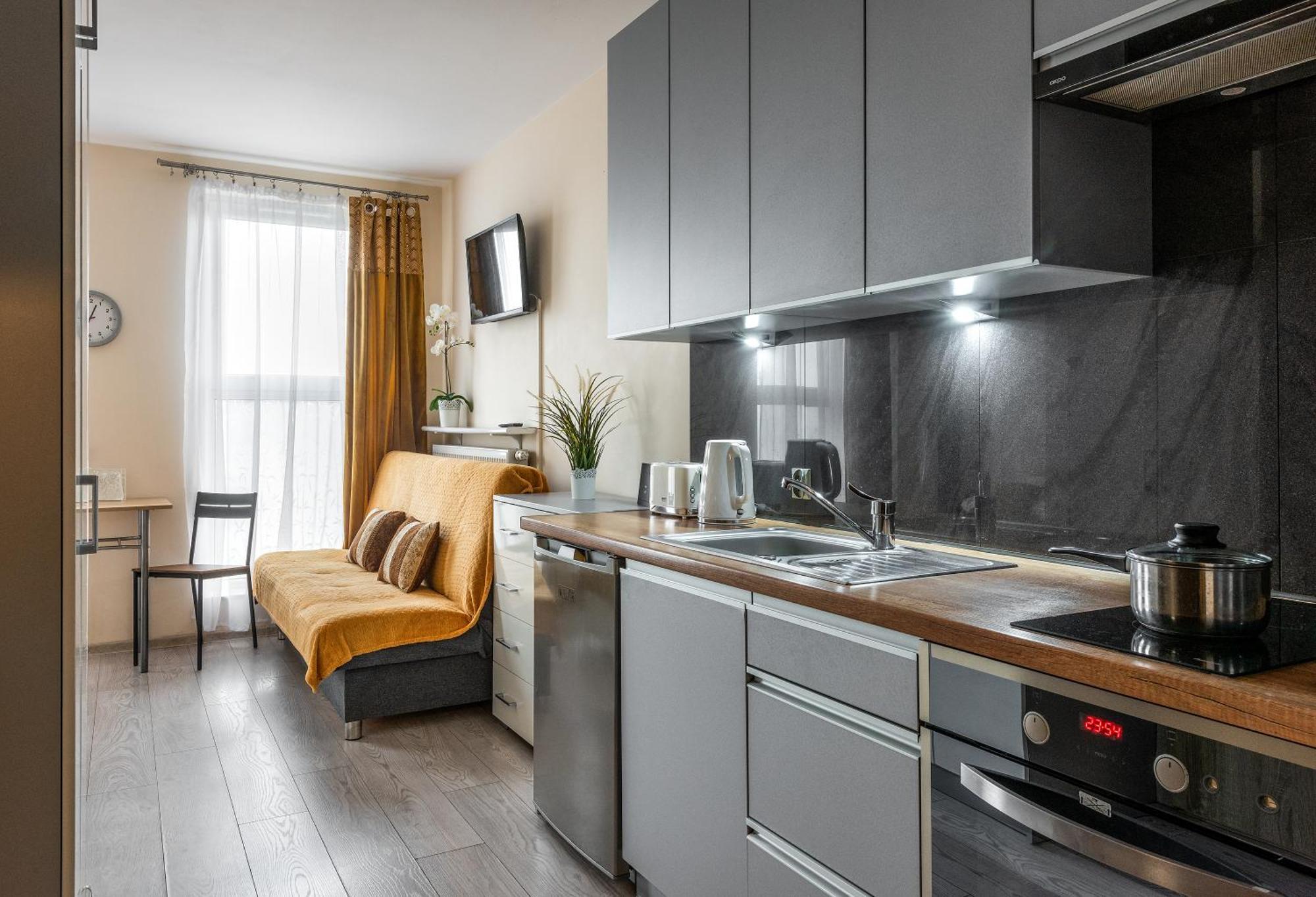 Cozy Modern Astoria Magic Orange Old Town Apartment
