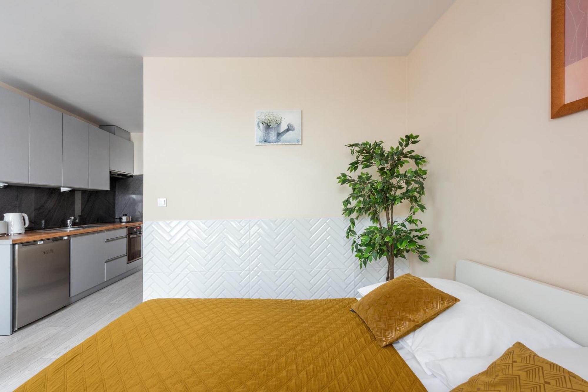Cozy Modern Astoria Magic Orange Old Town Apartment