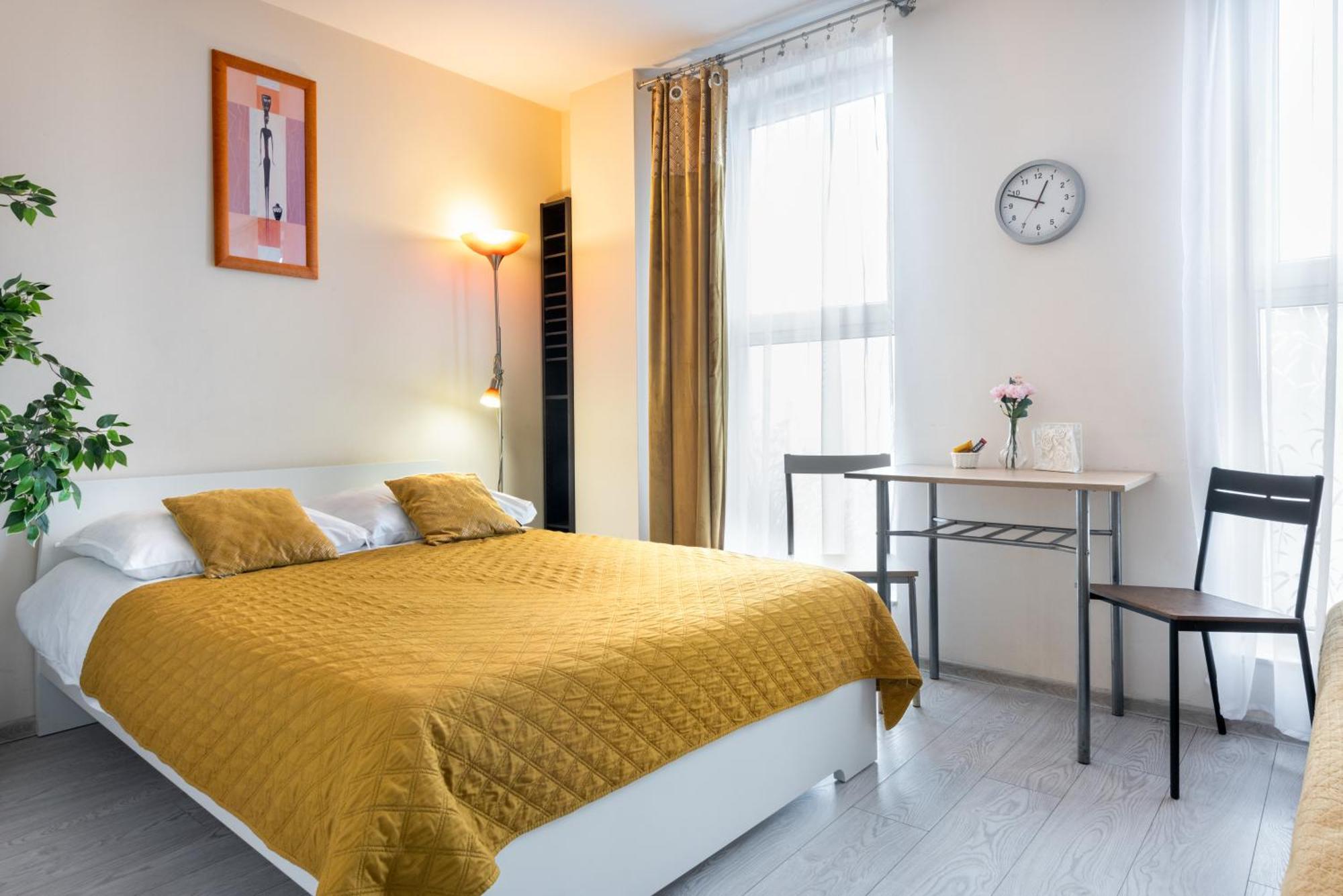 Cozy Modern Astoria Magic Orange Old Town Apartment